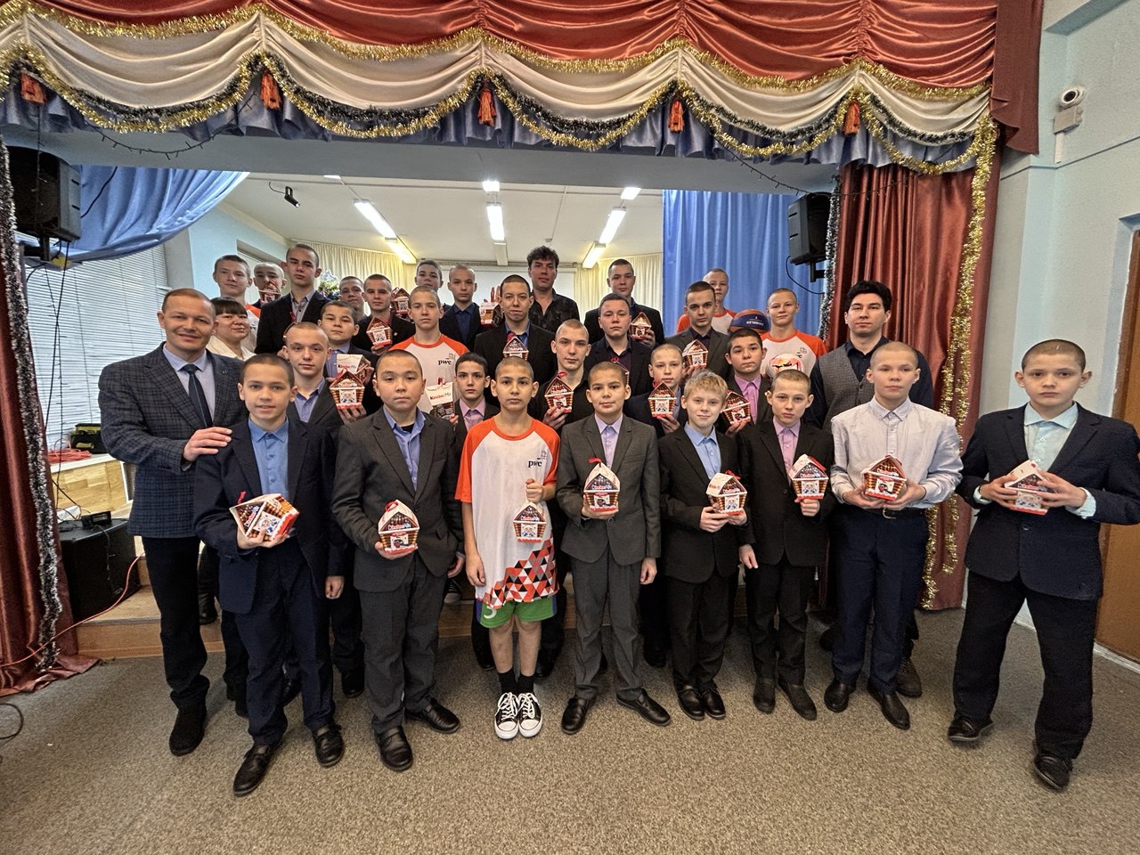 Участники команды проекта «Перспектива» поздравили воспитанников спецшколы с наступающим Новым годом